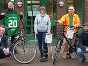 Foto: Mitarbeiter der Buhck Gruppe mit Fahrrädern vor dem Betriebsgebäude